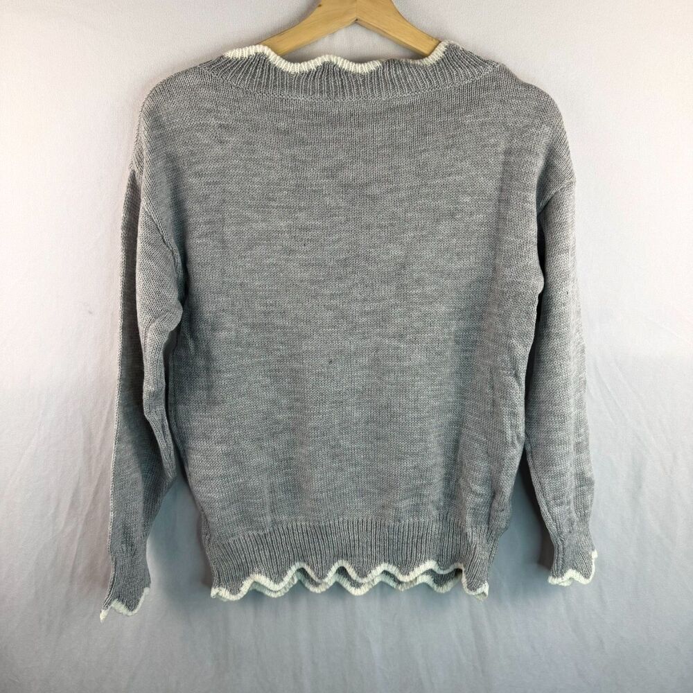 Cupshe Pullover Scalloped Trim V Neck Gray & White Sweater Size S NWT - Picture 3 of 6